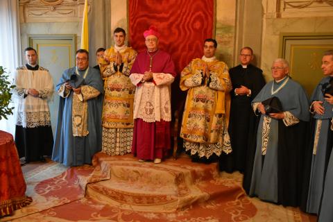 S.Exc.R. M<sup>gr</sup> Pozzo, entouré des nouveaux diacres et des supérieurs de l&rsquo;Institut
