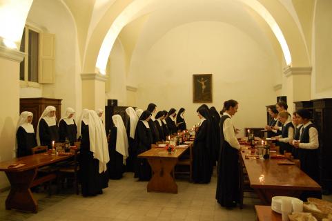 Les s&oelig;urs au réfectoire