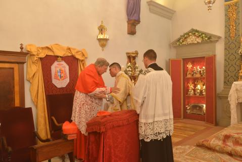 Le diacre transmet la paix au Cardinal