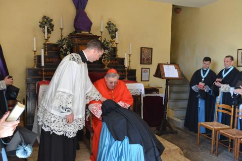 La Rev. Mère Madeleine-Marie salue le Cardinal