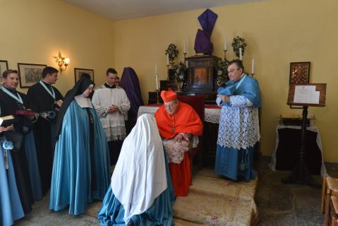 Les novices viennent saluer le Cardinal