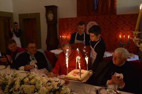 Présentation du dessert, décoré aux armes du Cardinal