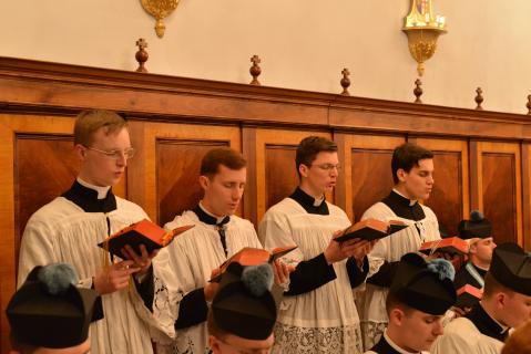 Les chantres alternent le chant des psaumes avec le ch&oelig;ur
