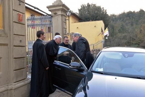 Les supérieurs accueillent le Cardinal à son arrivée