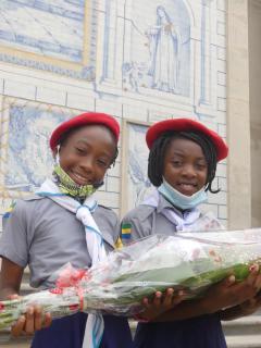Les louvettes de Notre Dame de Lourdes attendent notre Archevêque pour lui remettre un bouquet de bienvenue