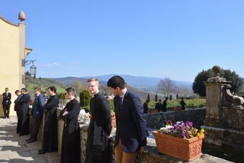 Les séminaristes attendent le <i>Deus in adjutorium</i> qui initie le chapelet de communauté