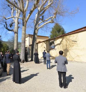 Fin du chapelet de communauté devant l&rsquo;image de la Très Sainte Vierge Marie