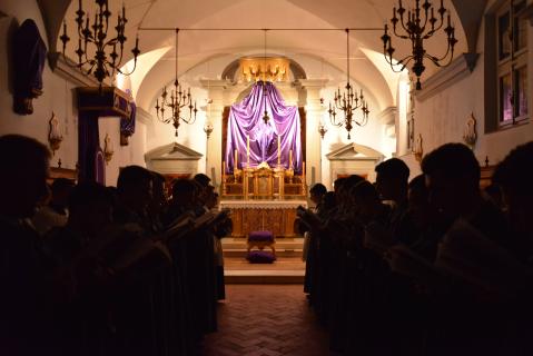 ♪ <i>Christus factus est pro nobis obediens usque ad mortem</i>