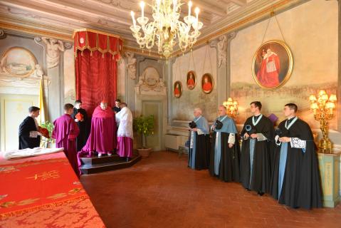 Le Cardinal se revêt d&rsquo;habits aux couleurs de pénitence