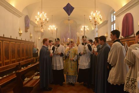 Départ en procession au chant du <i>Pange lingua</i>