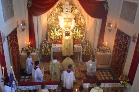 Le Diacre enferme le Saint-Sacrement dans le reposoir