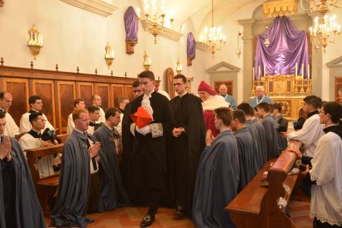 Cortège de sortie. Le Cardinal a renvoyé le Caudataire et replié la <i>Cappa</i> violette sur son bras gauche en signe de pénitence