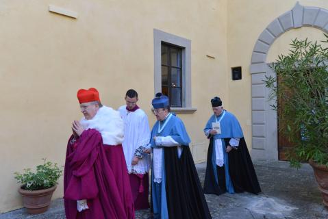 Cortège d&rsquo;entrée. Le Cardinal est revêtu de la <i>Cappa</i> violette, repliée sur son bras gauche, en signe de pénitence