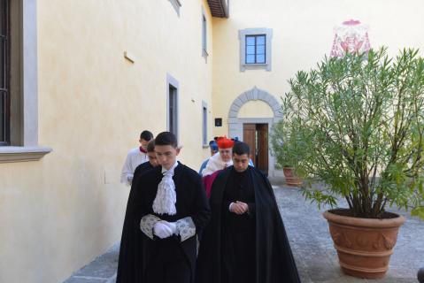Cortège d&rsquo;entrée. Le Cardinal est revêtu de la <i>Cappa</i> violette, repliée sur son bras gauche, en signe de pénitence