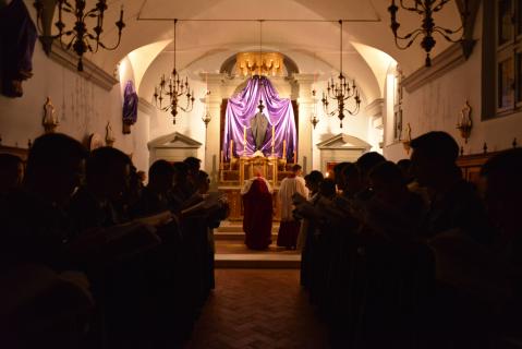 ♪ <i>Christus factus est pro nobis obediens usque ad mortem, mortem autem crucis</i>