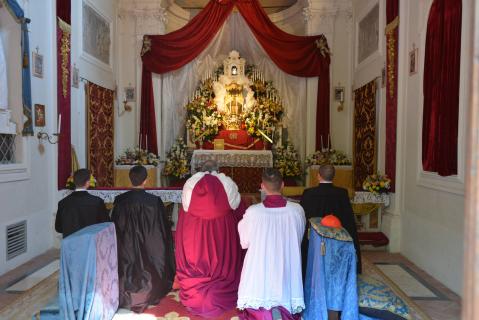 Le Pontife se recueille quelques instants devant le Saint-Sacrement