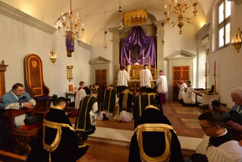 Le Pontife se recueille l&rsquo;espace d&rsquo;un <i>Miserere</i> pendant que les Acolytes disposent la nappe sur l&rsquo;autel