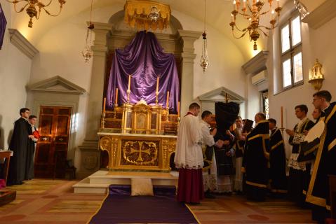 ♪ <i>Ecce lignum Crucis&hellip;</i>