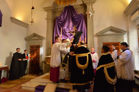 ♪ <i>Ecce lignum Crucis&hellip;</i>
