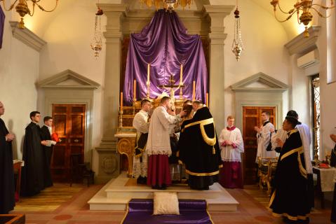 ♪ <i>Ecce lignum Crucis&hellip;</i>