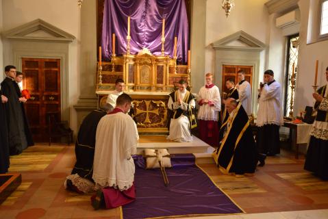 Le Pontife dépose la Croix sur les marches de l&rsquo;autel pour y être vénérée