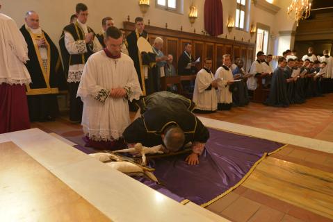 Pendant le chant des Impropères, le Pontife vénère la Croix, suivi de tous