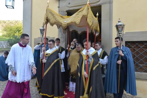 Le Pontife retourne en procession à l&rsquo;autel, avec le Saint-Sacrement consacré la veille