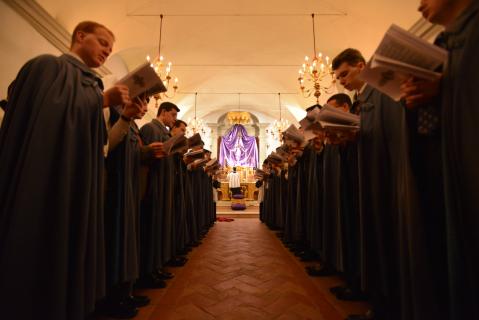 Chant du <i>Benedictus</i>. Les cierges de l&rsquo;autel sont éteints un à un