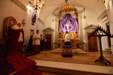 Chant du <i>Benedictus</i>. Les cierges de l&rsquo;autel sont éteints un à un