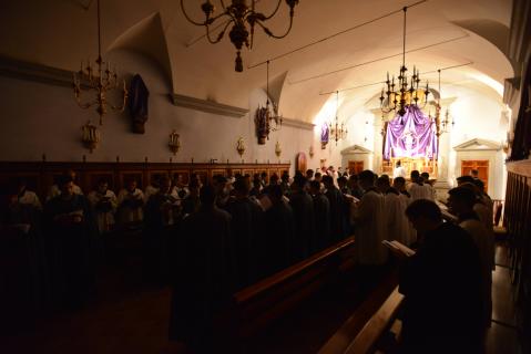 À la fin du <i>Benedictus</i>, toutes les lumières s&rsquo;éteignent