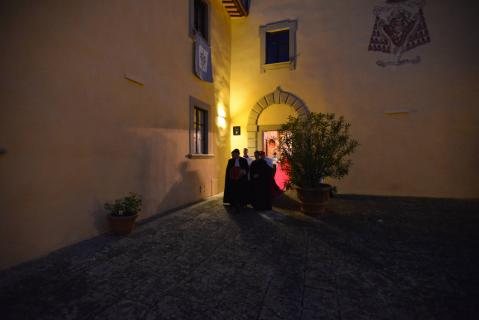 À la nuit tombée, le Clergé se rend à la chapelle