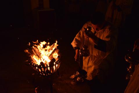 L&rsquo;encensoir est allumé aux charbons du feu nouveau