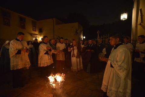 Aspersion du feu nouveau avec l&rsquo;eau bénite
