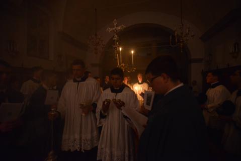« <i>Lumen Christi</i> » est chanté trois fois sur un ton plus haut tandis que chacune des bougies du roseau est allumée