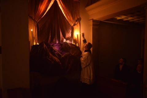 Les lumières de la chapelle sont à leur tour allumées avec la même flamme