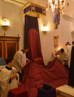 Tandis que les litanies se poursuivent, les ministres rentrent à la sacristie et le Trône est orné de blanc