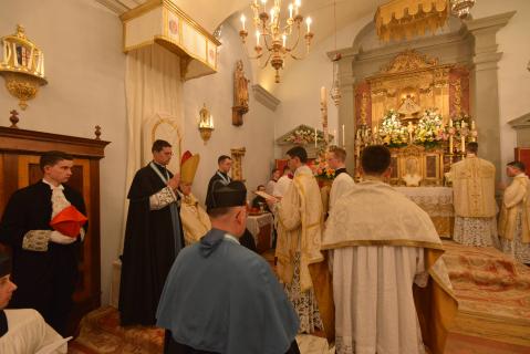 Devant le Cardinal au trône, le Sous-Diacre chante « <i>Annuntio vobis gaudium magnum quod est : Allelluia !</i> »
