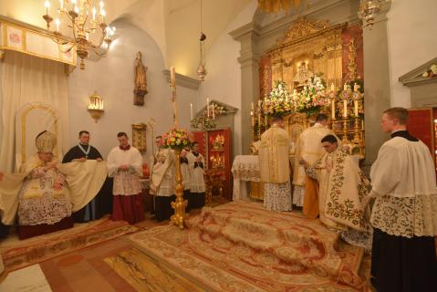 Bénédiction de la burette d&rsquo;eau par le Pontife