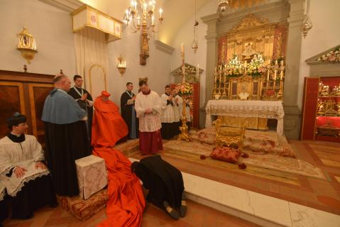 Le Gentilhomme baise la pourpre sacrée après avoir donné la barrette au Cardinal