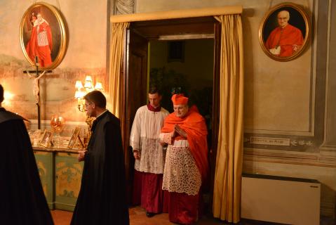 Le Cardinal entre dans la salle du Trône