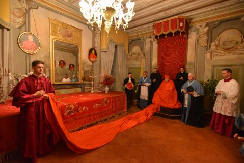 Le Cardinal, entouré de M<sup>gr</sup> Wach et M. le Chanoine Mora, Supérieurs de l&rsquo;Institut