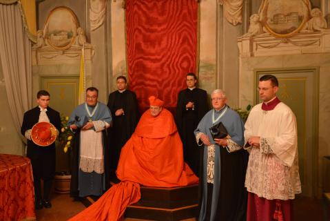 Le Cardinal, entouré de M<sup>gr</sup> Wach et M. le Chanoine Mora, Supérieurs de l&rsquo;Institut