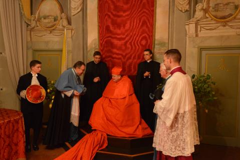 M<sup>gr</sup> le Prieur Général remercie le Cardinal pour sa présence à cette belle cérémonie et lui présente ses v&oelig;ux de Pâques
