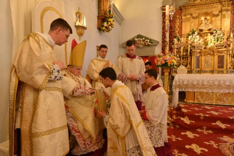Le Sous-Diacre se rend auprès du Pontife après avoir chanté l&rsquo;Épître
