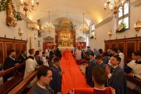 Le Pontife se recueille quelques instants devant l&rsquo;autel