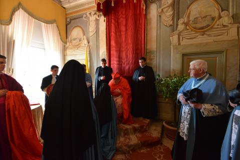 Nos s&oelig;urs viennent saluer le Cardinal et lui présenter leurs v&oelig;ux