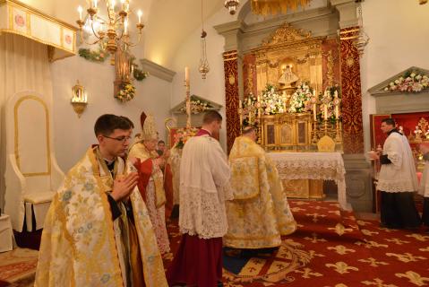 Le Pontife se rend à l&rsquo;autel