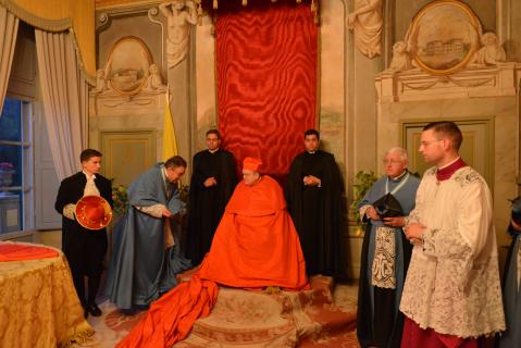 M<sup>gr</sup> le Prieur Général remercie Son Éminence pour sa présence et pour ces belles cérémonies de Semaine Sainte
