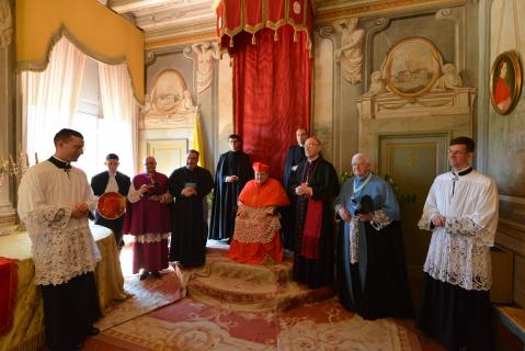 S.E.R. le Cardinal Burke, entouré de S.Exc.R. M<sup>gr</sup> Giovannetti, M<sup>gr</sup> Agostini des supérieurs de l&rsquo;Institut