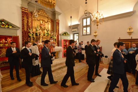 Les séminaristes de première année se retirent pour revêtir la soutane
